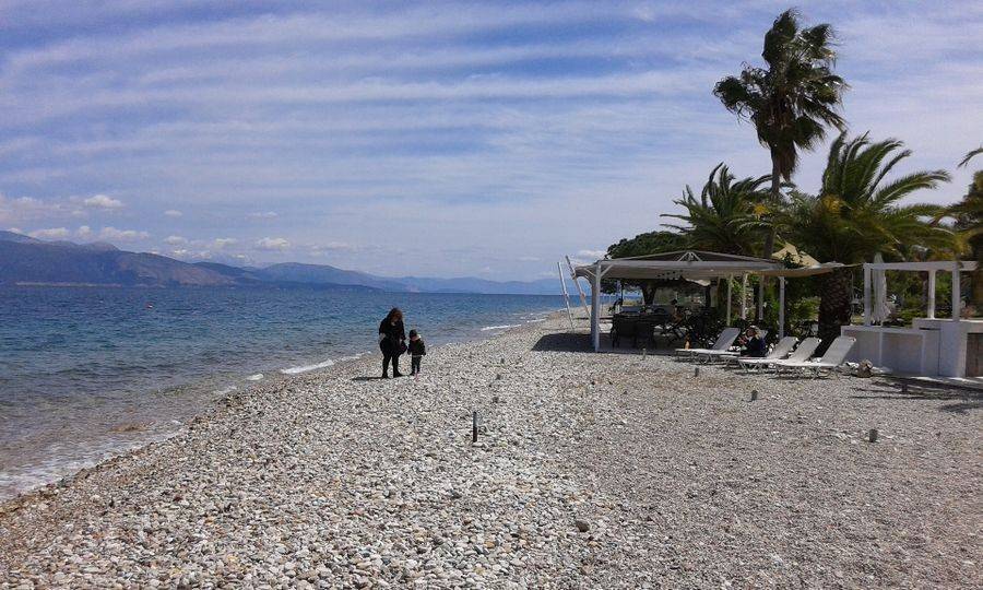 Η θάλασσα κοντά στο οικόπεδο στην ταβέρνα του Παναγιώτη