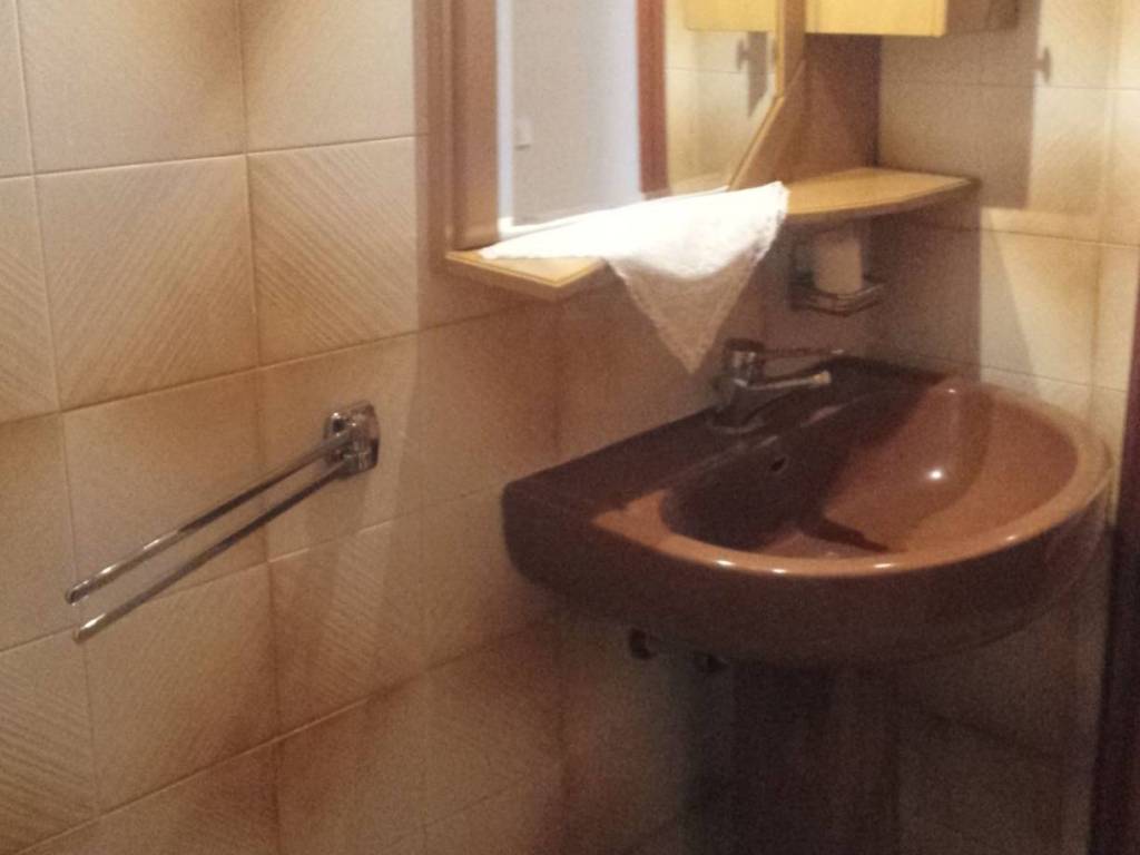 Δεύτερο μπάνιο (λεπτομέρεια νιπτήρα)