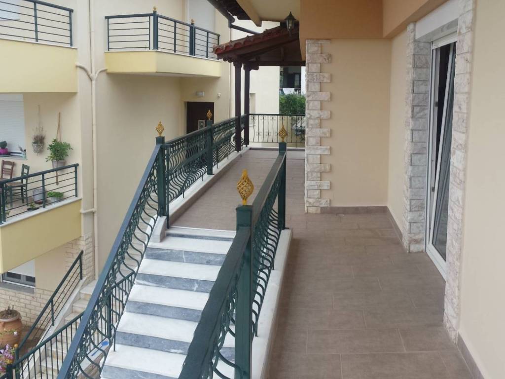 Εξωτερική σκάλα στο μπαλκόνι