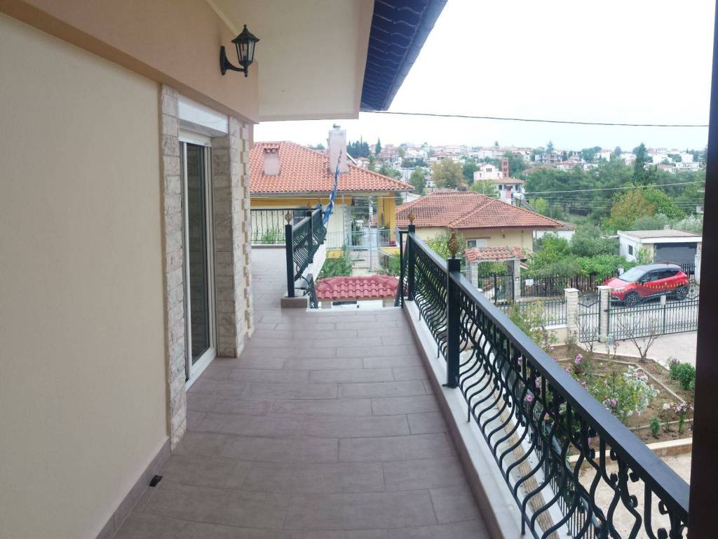 Μπαλκόνι στο πλάι