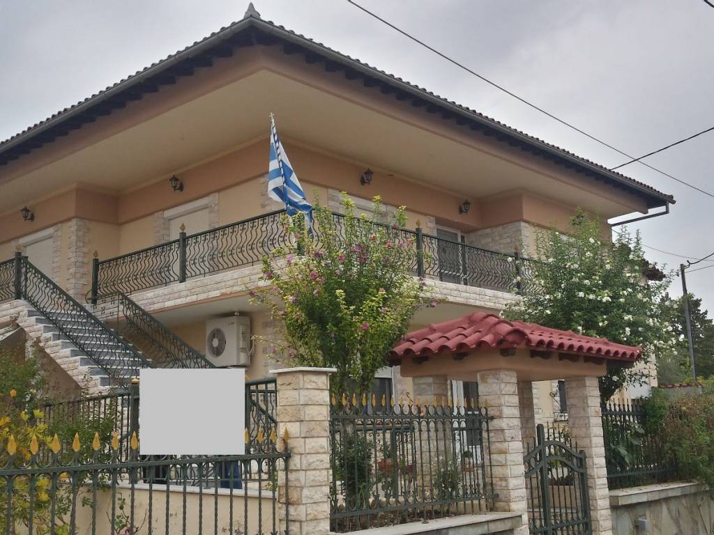 Εξωτερικό (είσοδος, αυλή, σκάλα, μπαλκόνια)