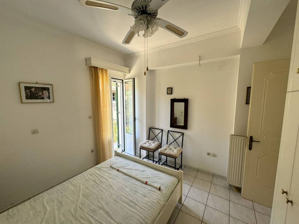 Double bedroom with balcony door