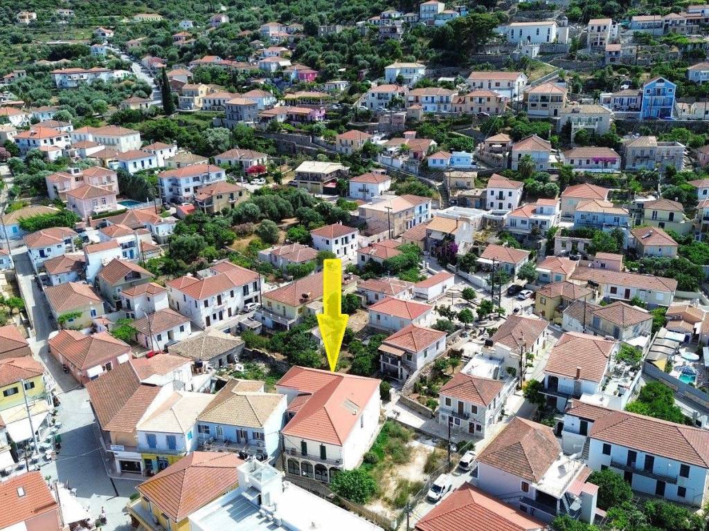 Aerial view of the area and location of the house for sale