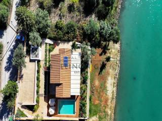 Η εξοχική κατοικία των δύο διαμερισμάτων