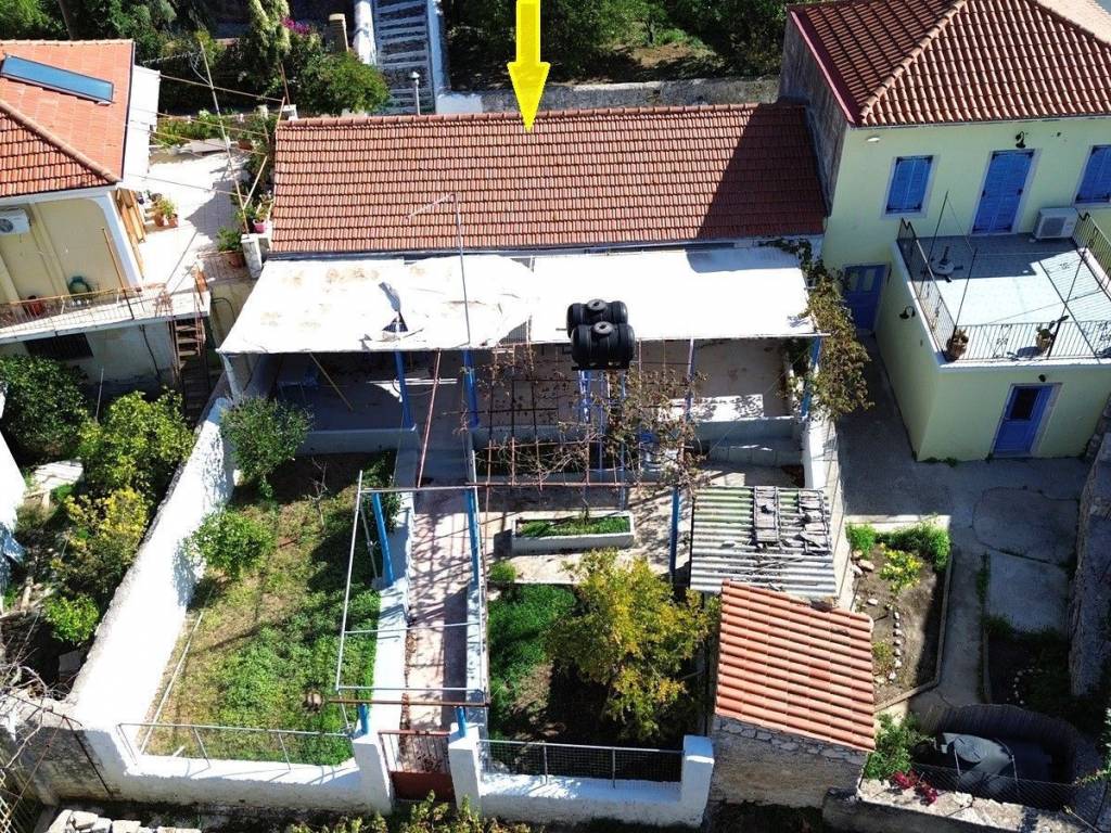 Aerial view and location of the house