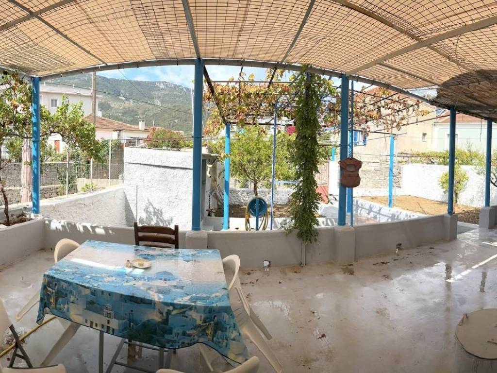 Panoramic view of the covered terrace and the the garden