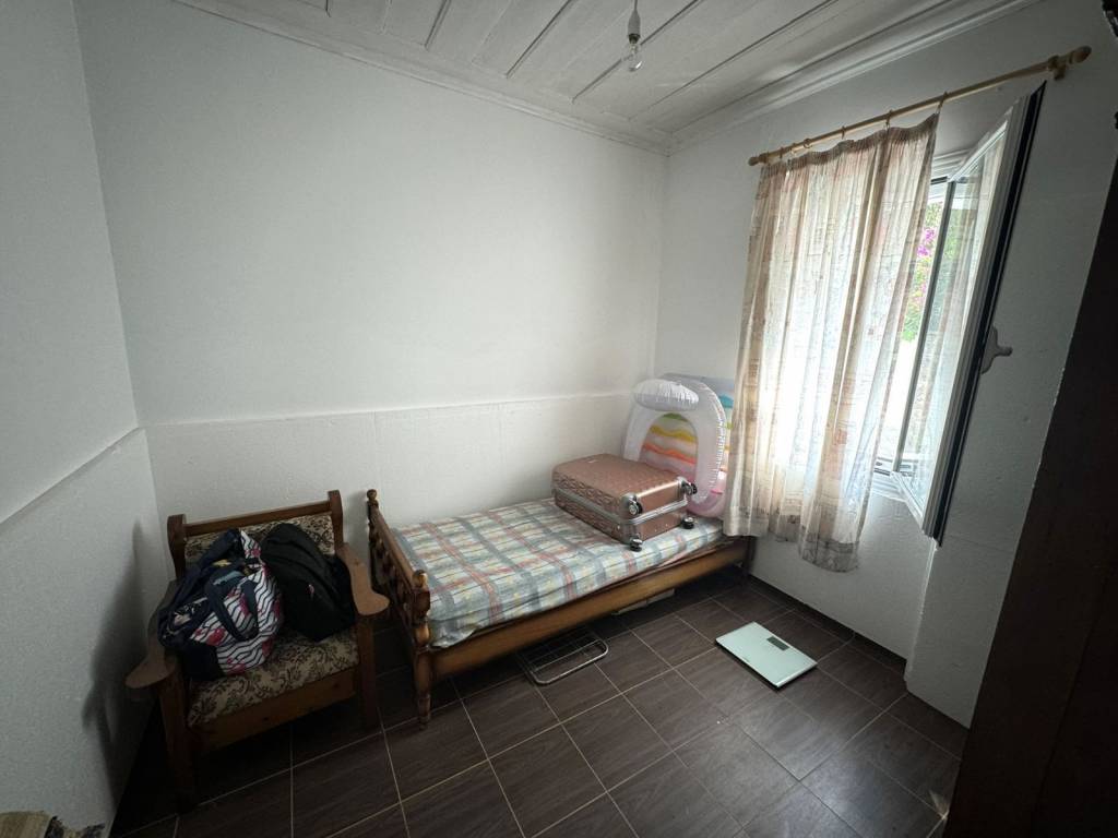 Single bedroom with aluminum windows