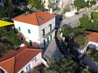 Aerial view and location of the house