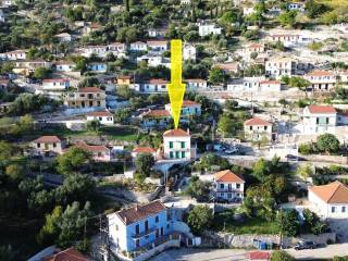 Aerial view and location of the house