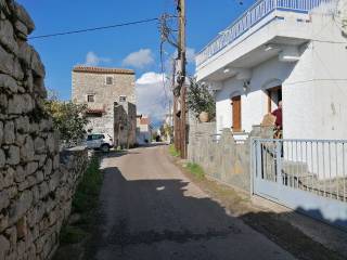 Ο δρόμος που περνάει ακριβώς μπροστά από το διαμέρισμα.