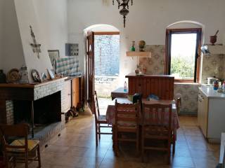 Το σαλόνι και η κουζίνα του διαμερίσματος.