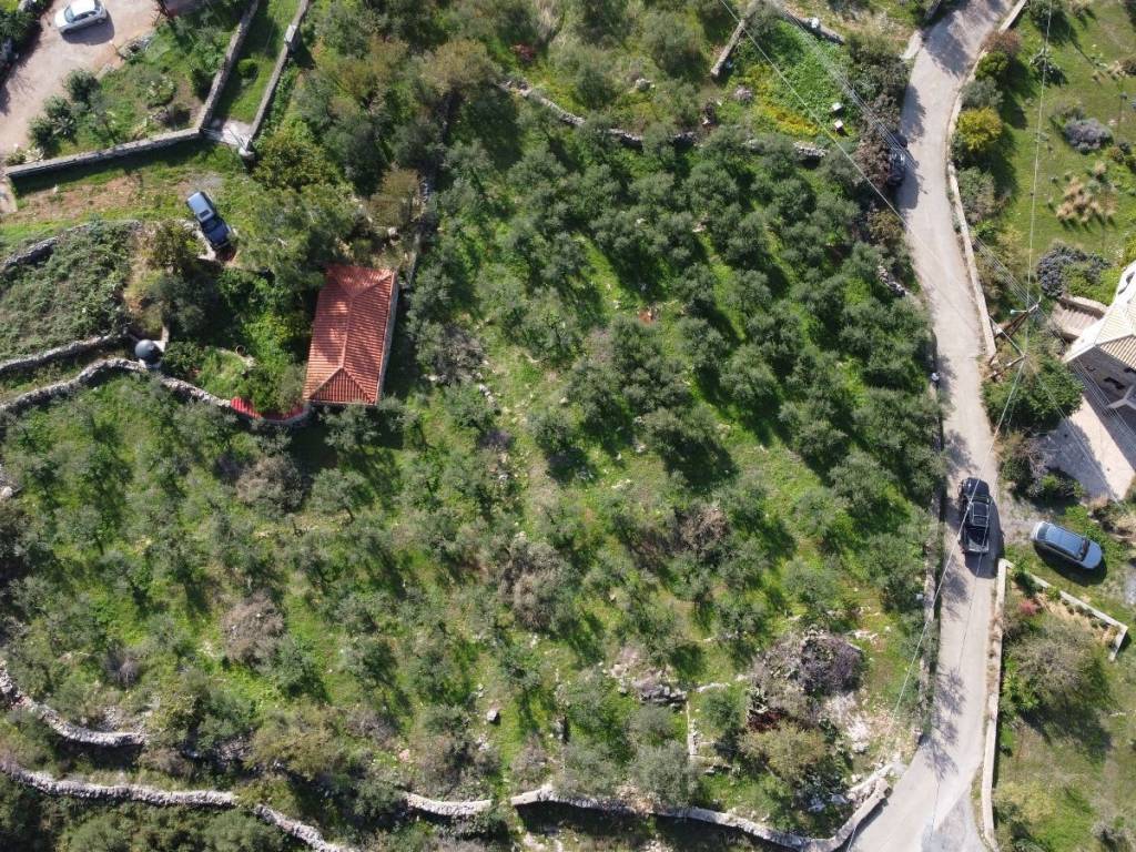 Περιβάλλεται από ένα παραδοσιακό πέτρινο τοίχο.