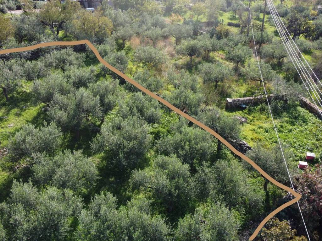 Η Νότια πλευρά του είναι πάνω από τριάντα μέτρα.