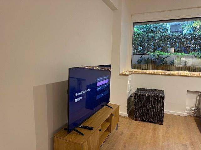 NEW SMART TV OAK WOODEN FLOORS