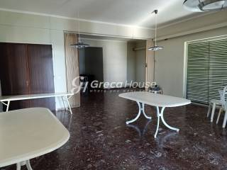 Monadiko Parathalassio Ktirio sto Porto Raphte pros polese