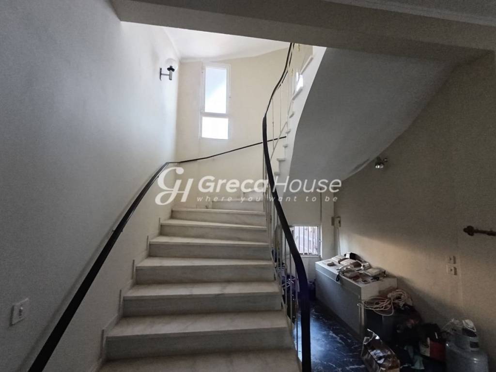 Monadiko Parathalassio Ktirio sto Porto Raphte pros polese