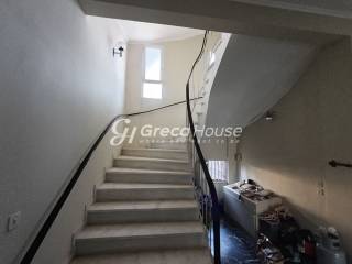 Monadiko Parathalassio Ktirio sto Porto Raphte pros polese