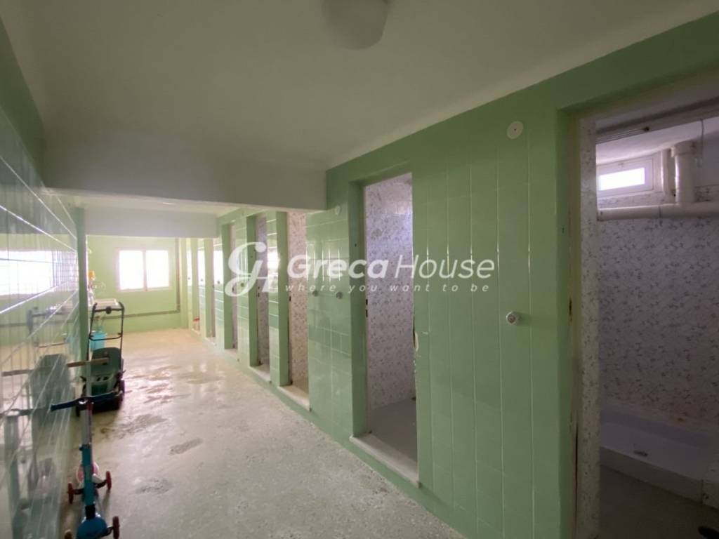 Monadiko Parathalassio Ktirio sto Porto Raphte pros polese