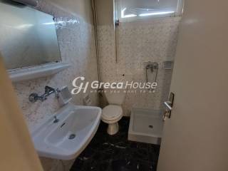 Monadiko Parathalassio Ktirio sto Porto Raphte pros polese