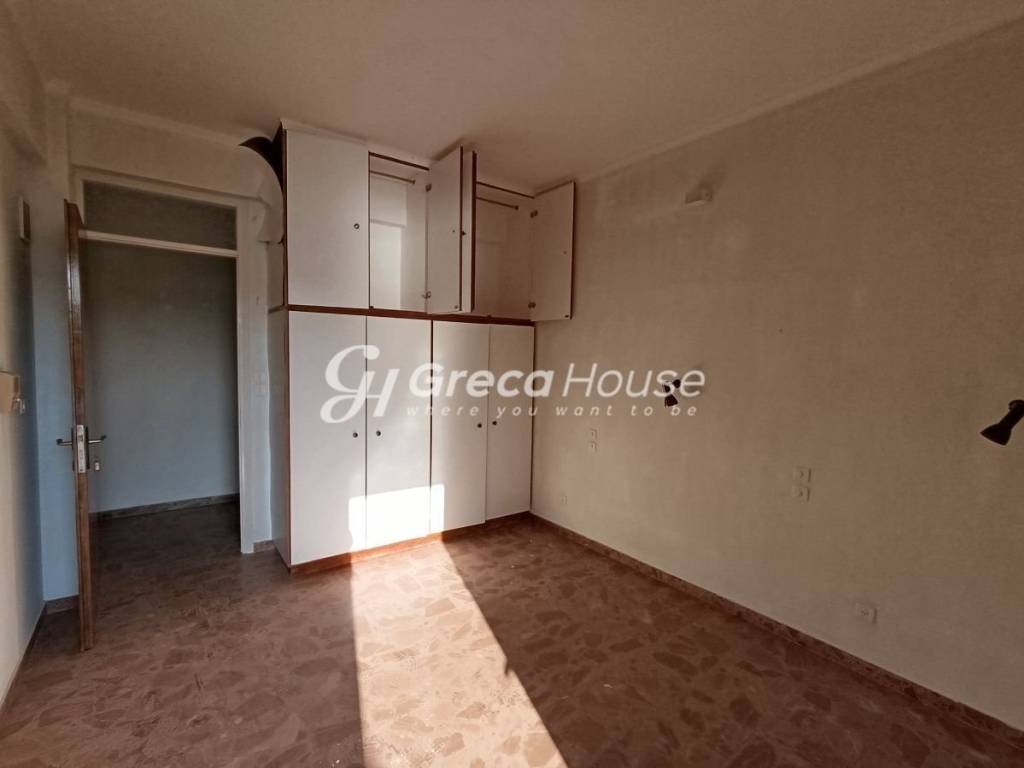 Monadiko Parathalassio Ktirio sto Porto Raphte pros polese