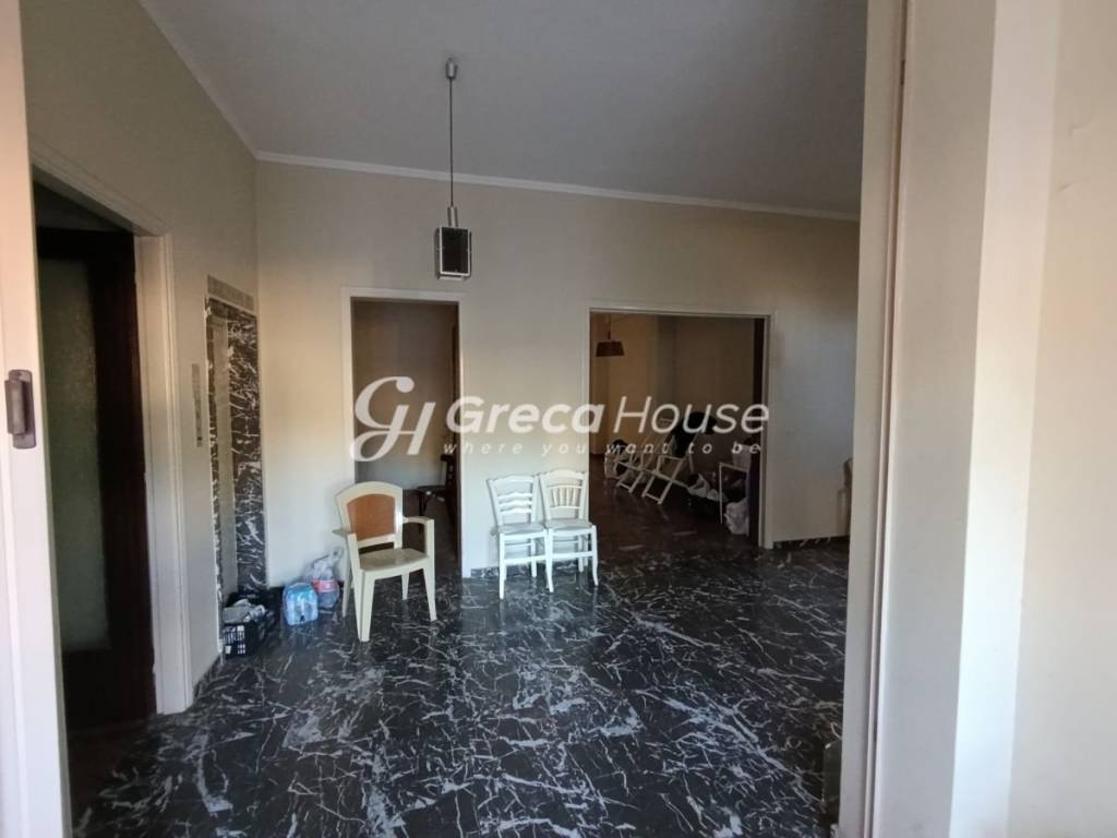 Monadiko Parathalassio Ktirio sto Porto Raphte pros polese