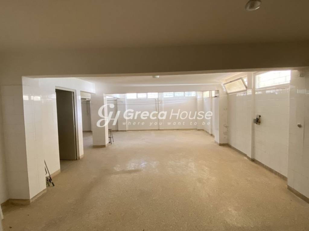 Monadiko Parathalassio Ktirio sto Porto Raphte pros polese