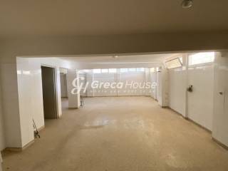 Monadiko Parathalassio Ktirio sto Porto Raphte pros polese