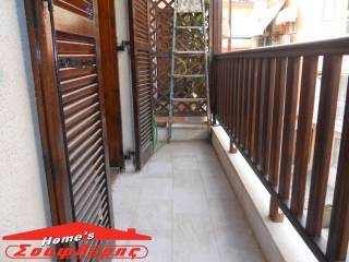 OLOI OI CHOROI PROSOPSE ME MPALKONI