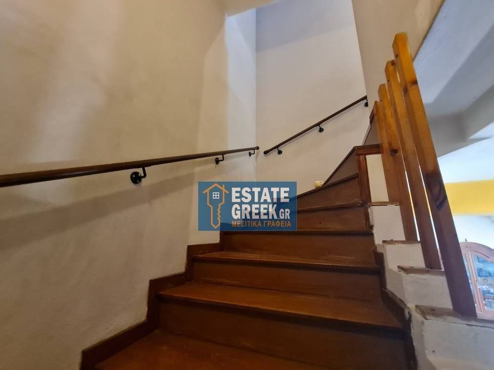 ★ 5 υπνοδωμάτια ★ Στο ισόγειο μία γκαρσονιέρα ★ Δίπλα σε σχολεία ★