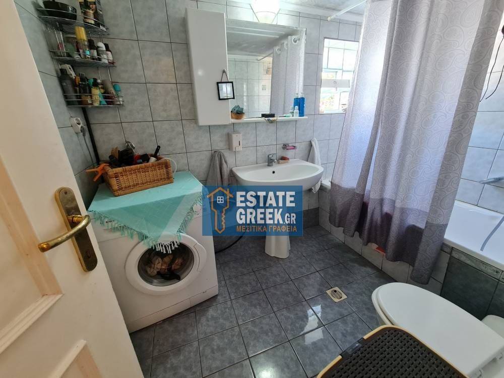 ★ 5 υπνοδωμάτια ★ Στο ισόγειο μία γκαρσονιέρα ★ Δίπλα σε σχολεία ★