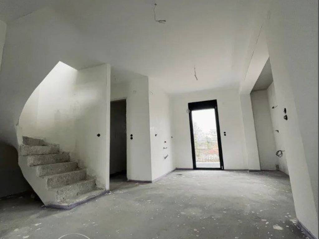 Forumland Real Estate, τοιχοποιία