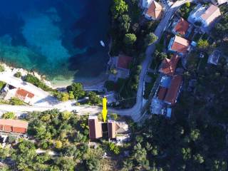 Aerial view and location of the ruin