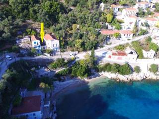 Aerial view and location of the ruin