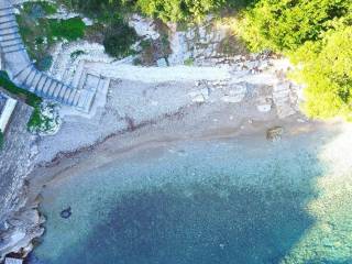 Beach access stairs in front of the ruin