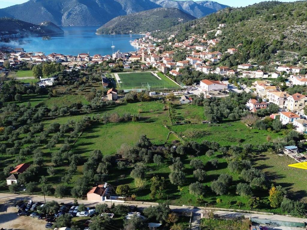 Aerial view and location of the land