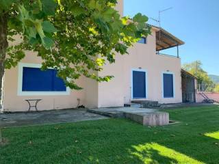 detached house of 220 sq m on two levels on its own plot of