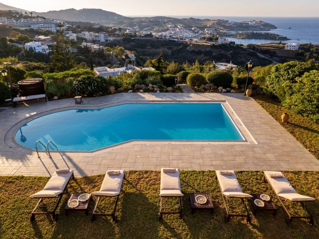 Big swimming pool with Sea View