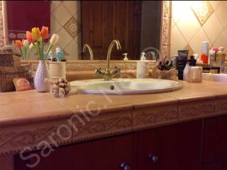 Family bathroom with large handbasin vanity unit