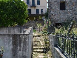 Το μονοπάτι του κήπου που οδηγεί στο σπίτι