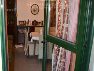 Η είσοδος προς το καθιστικό του υπογείου/ισογείου