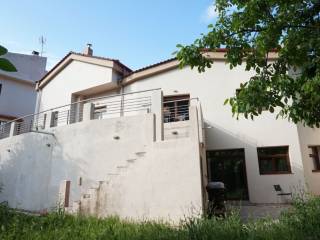 Η κατοικία από τον κήπο.