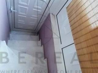 Εσωτερική σκάλα που οδηγεί στον κήπο