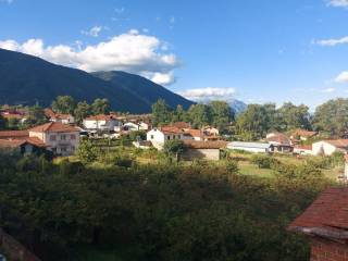 E THEA APO TEN BERANTA OLO TO CHORIO