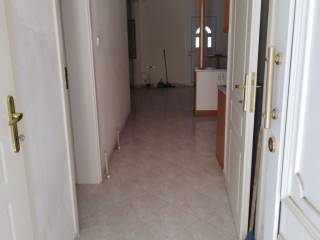 eisodos apo to parking