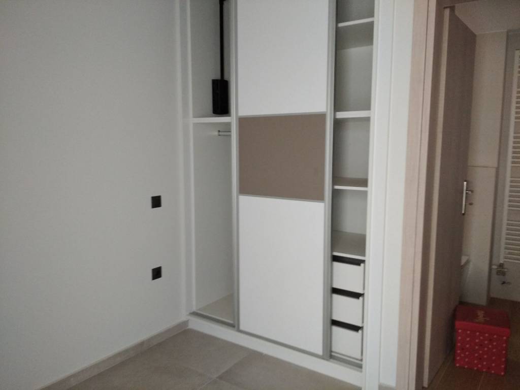 Bedroom wall built-in closet