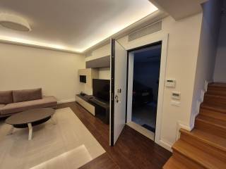 Είσοδος στην μονοκατοικία απευθείας από το γκαράζ