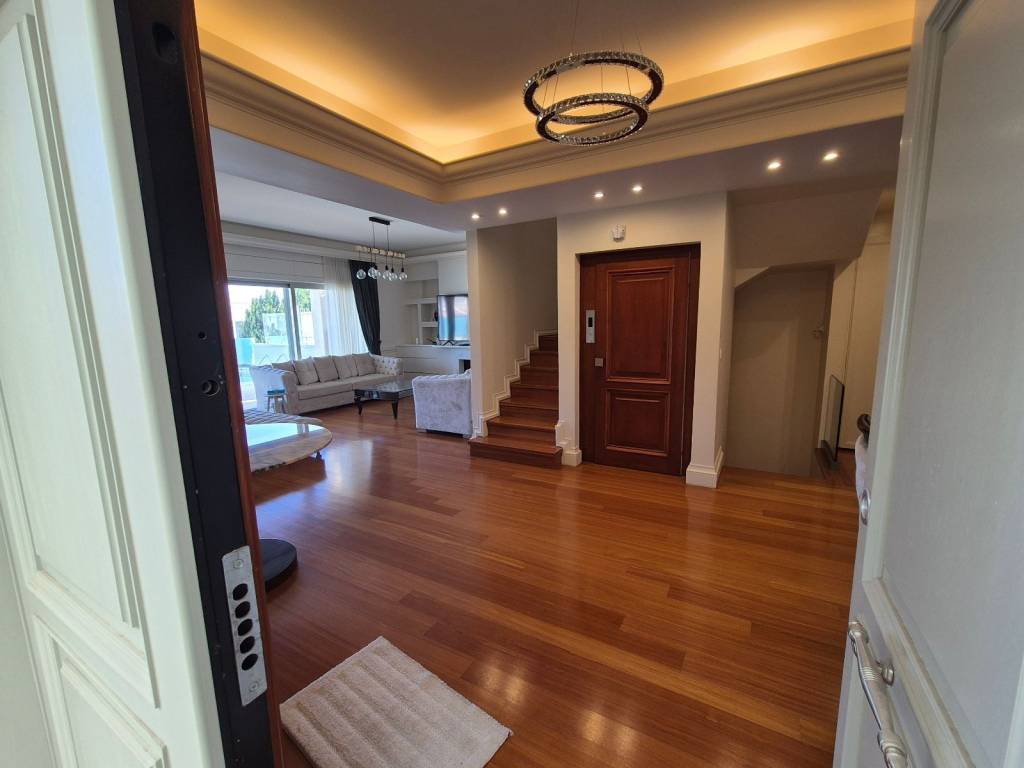 Main floor \\ Είσοδος