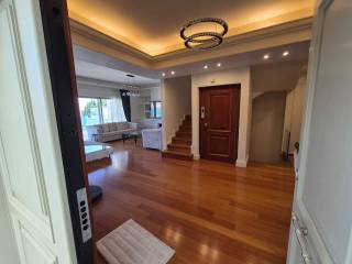 Main floor \\ Είσοδος