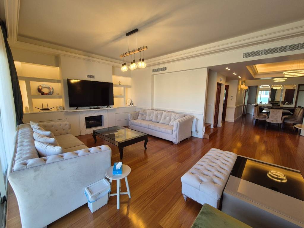 Main floor \\ Σαλονοτραπεζαρία