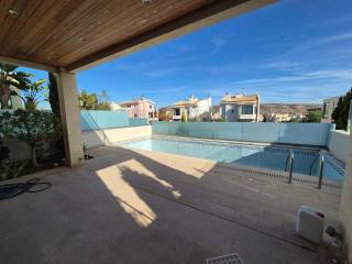 Main floor \\ Βεράντα με πισίνα